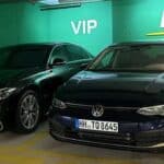 Ein Europcar VW Golf 8 parkt auf dem VIP Parkplatz