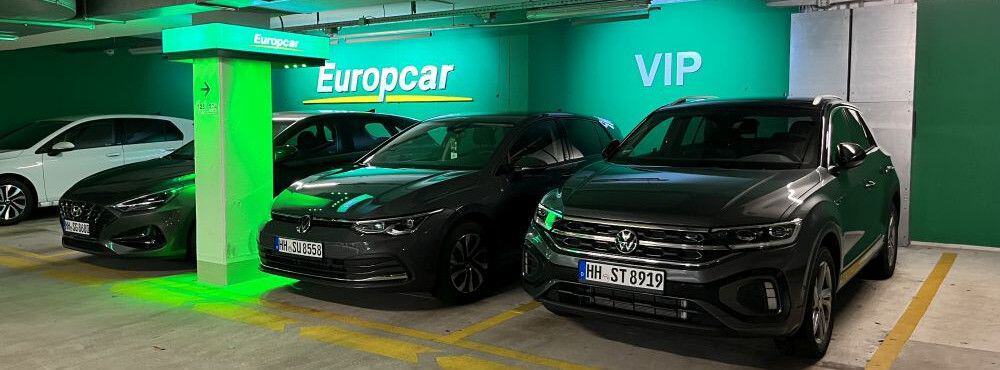 VW Fahrzeuge von Europcar auf einem VIP Parkplatz